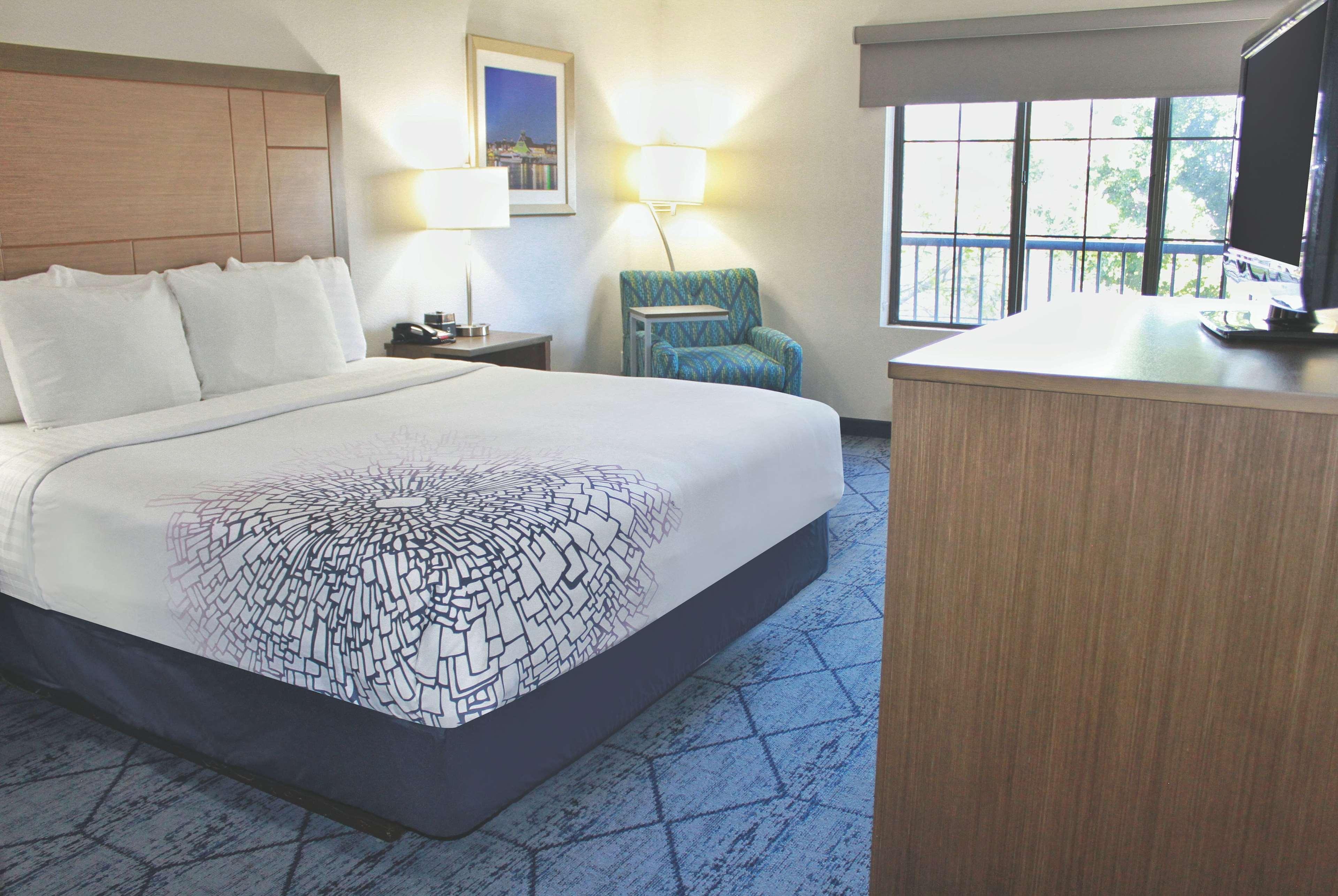 La Quinta By Wyndham Ne Long Beach/Cypress Hawaiian Gardens Bagian luar foto