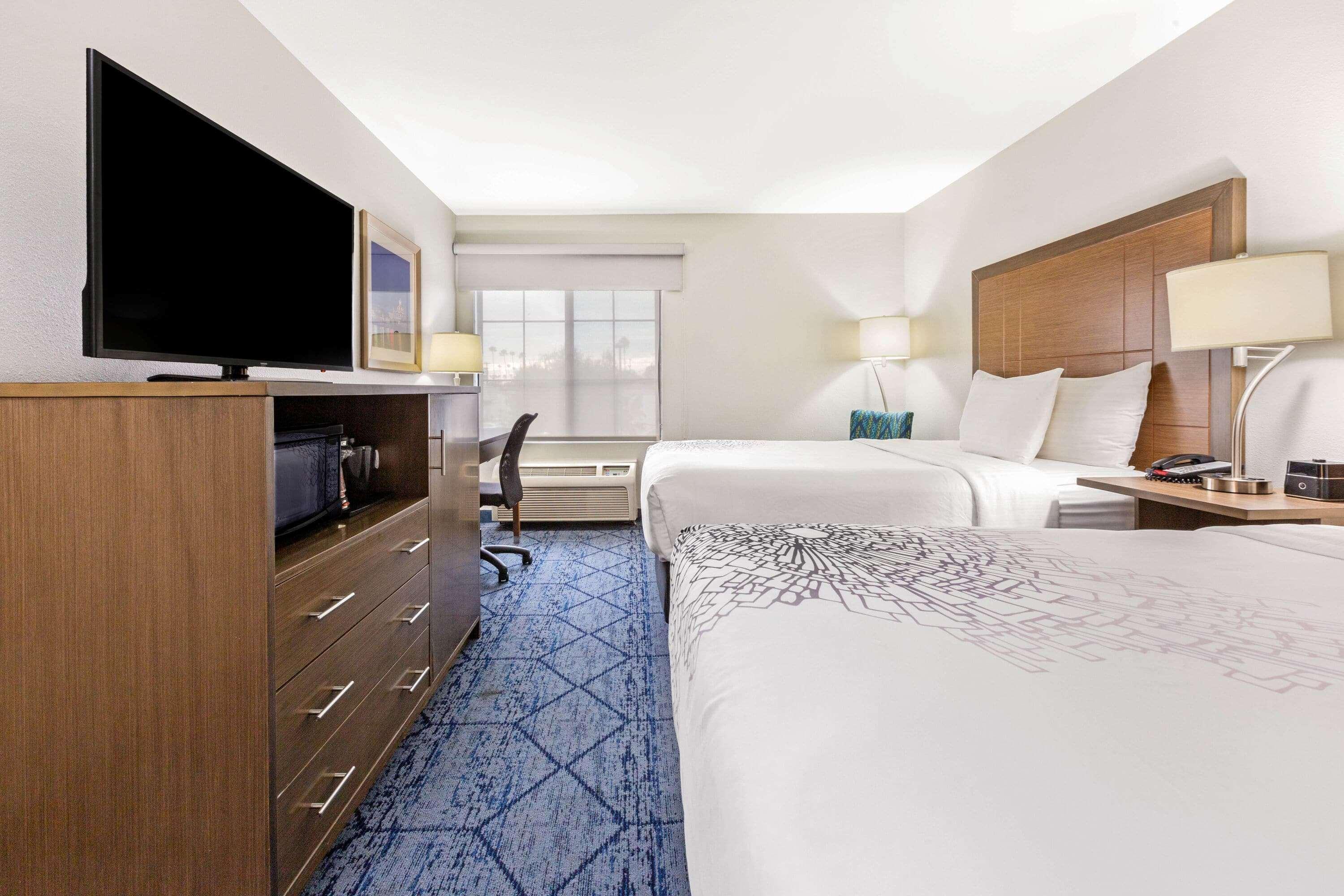 La Quinta By Wyndham Ne Long Beach/Cypress Hawaiian Gardens Bagian luar foto