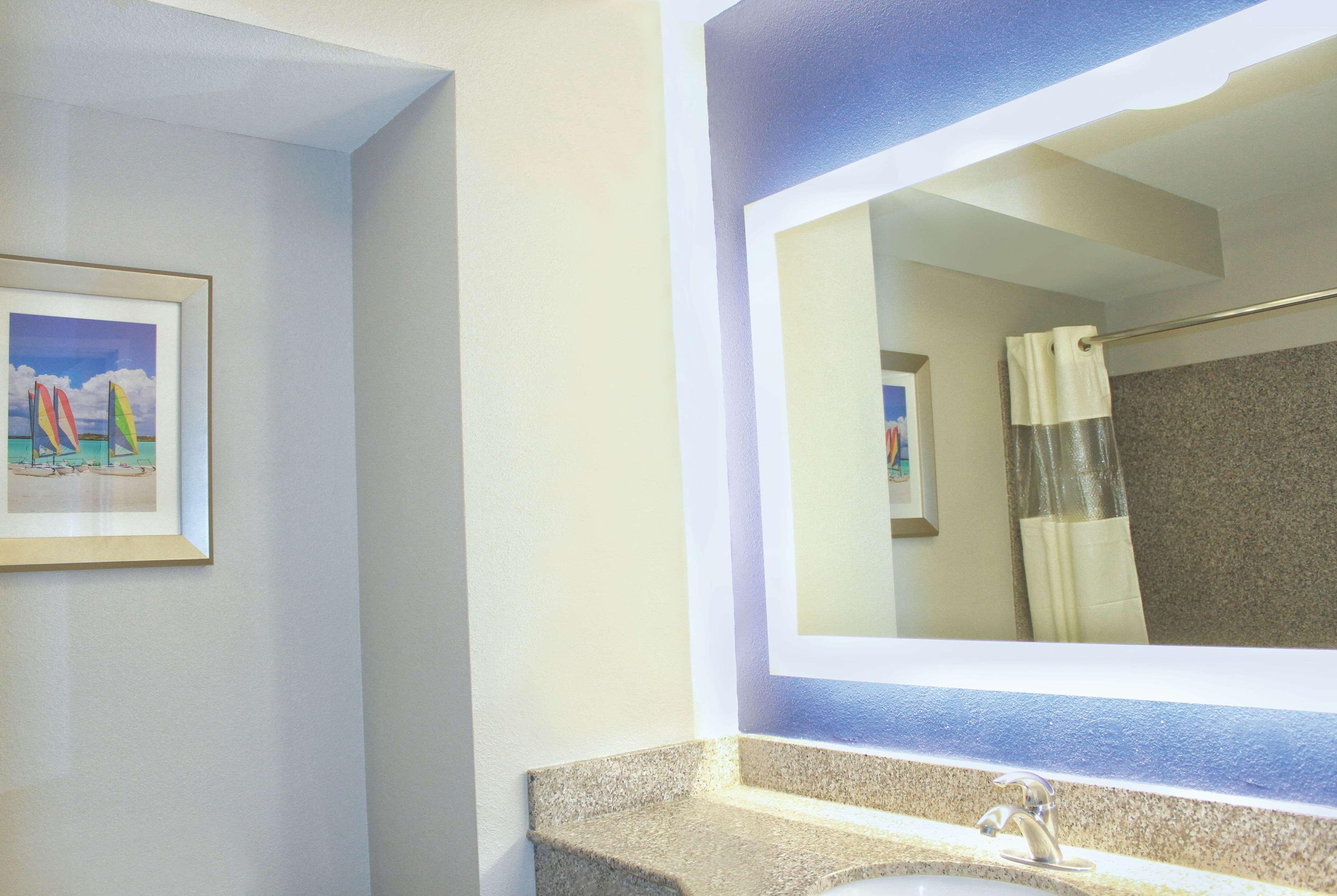 La Quinta By Wyndham Ne Long Beach/Cypress Hawaiian Gardens Bagian luar foto