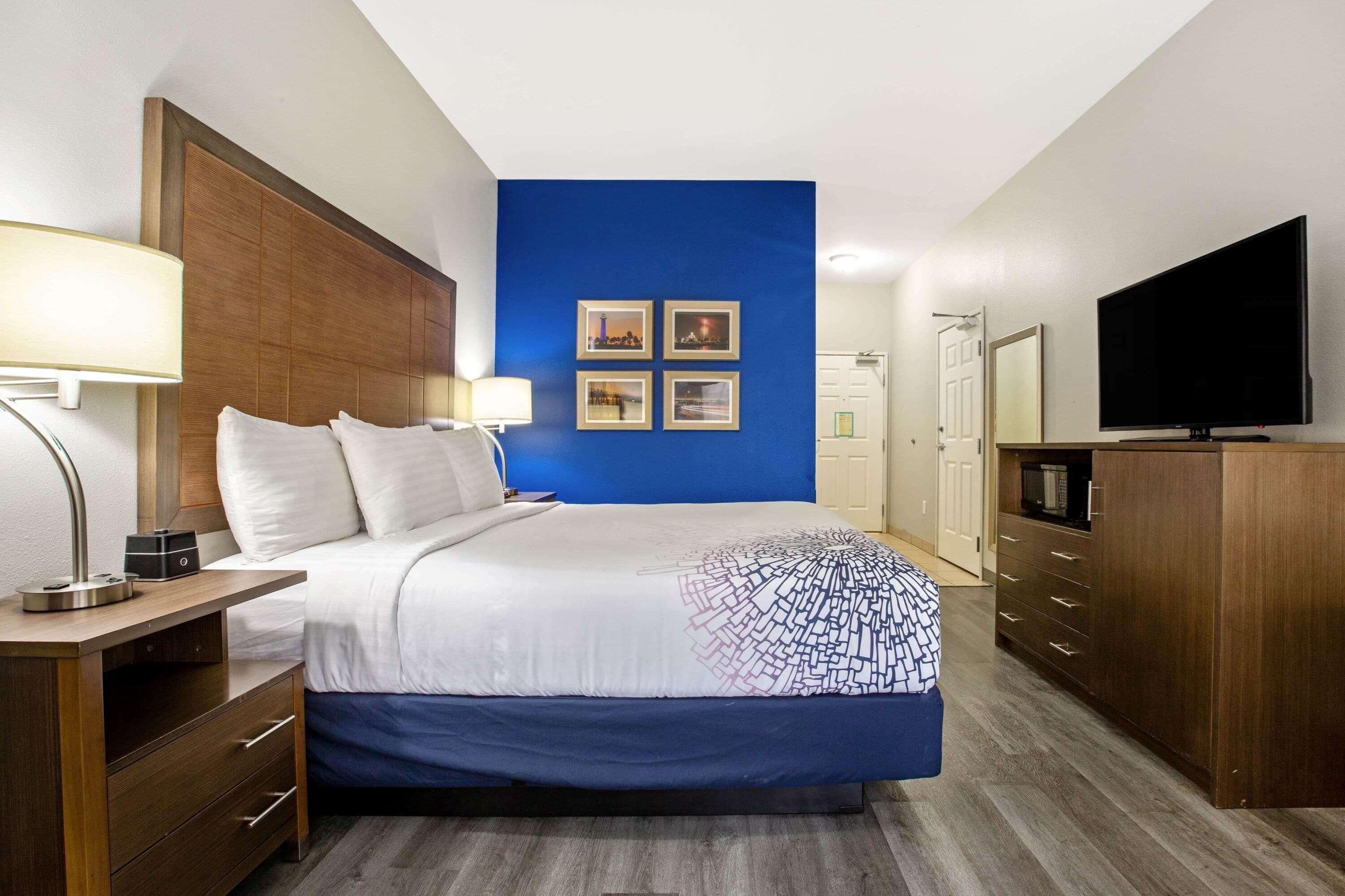 La Quinta By Wyndham Ne Long Beach/Cypress Hawaiian Gardens Bagian luar foto