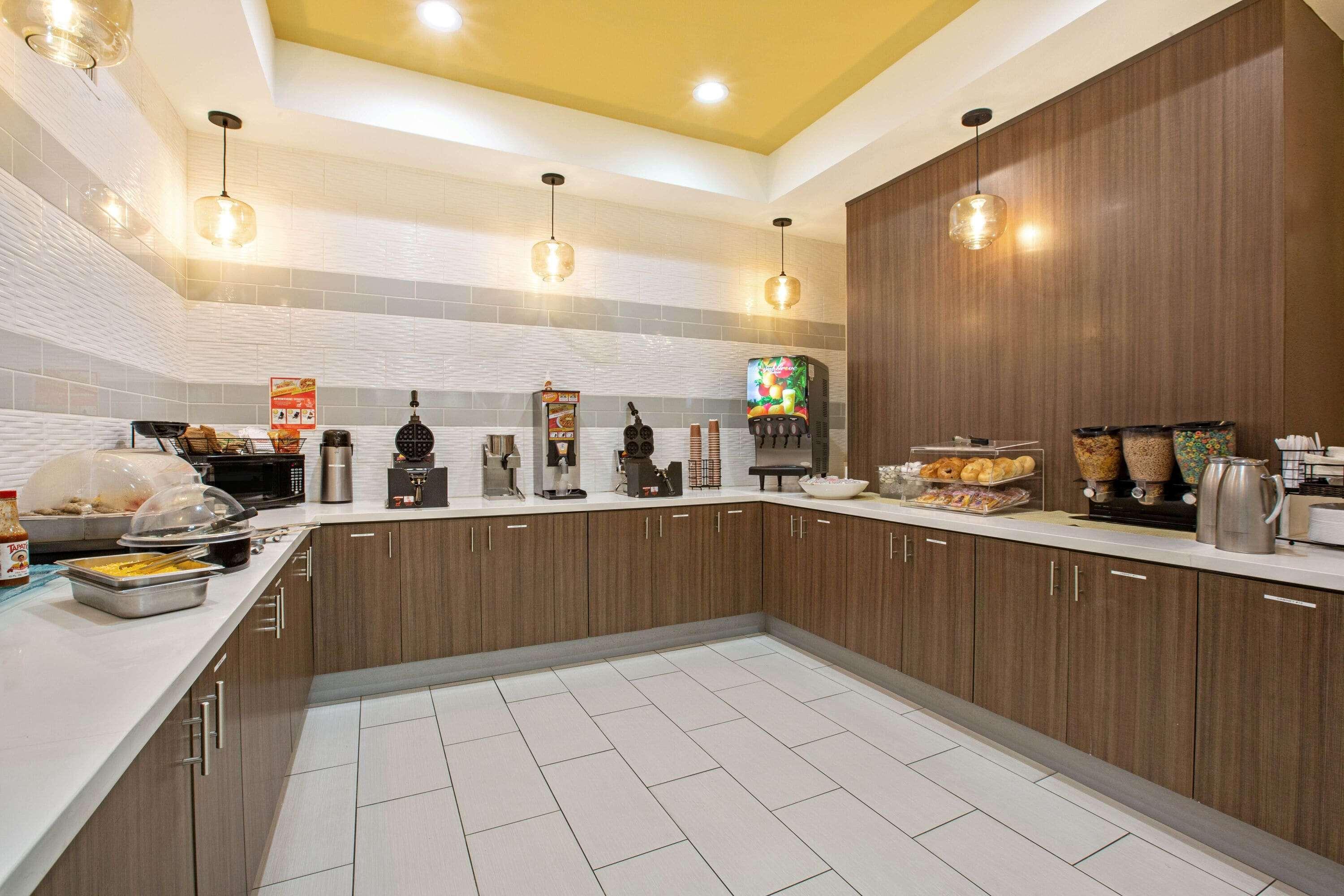 La Quinta By Wyndham Ne Long Beach/Cypress Hawaiian Gardens Bagian luar foto