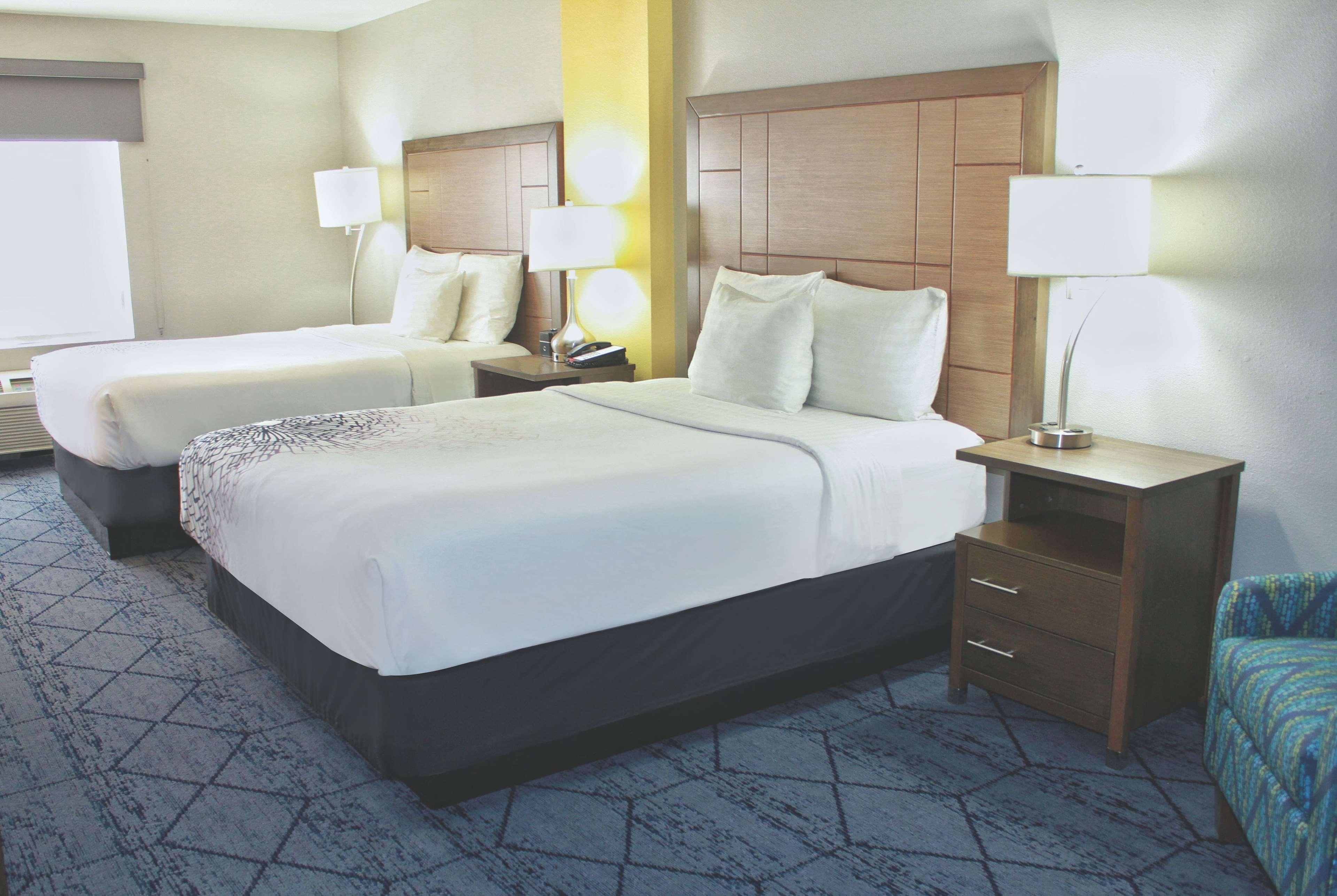 La Quinta By Wyndham Ne Long Beach/Cypress Hawaiian Gardens Bagian luar foto