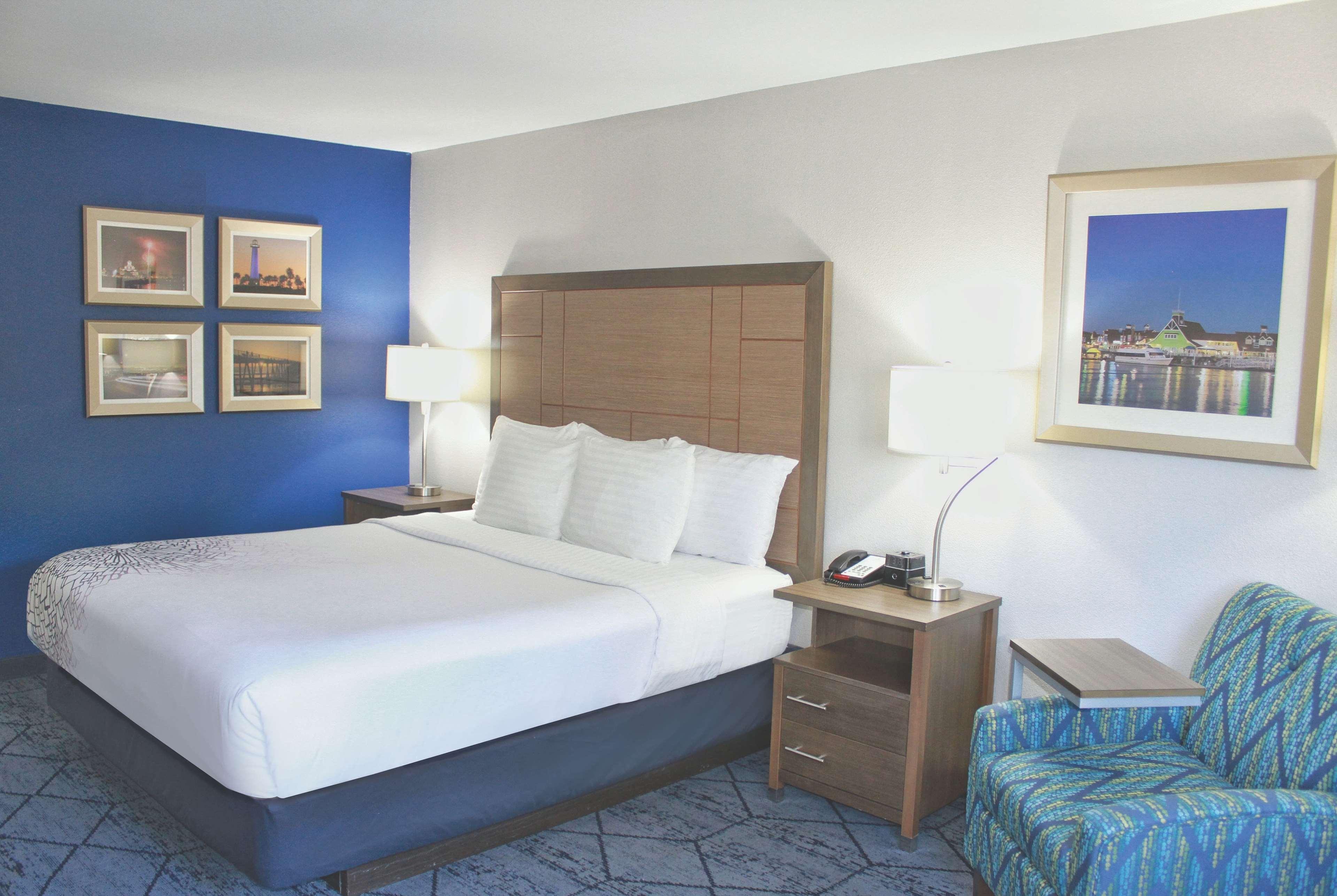 La Quinta By Wyndham Ne Long Beach/Cypress Hawaiian Gardens Bagian luar foto