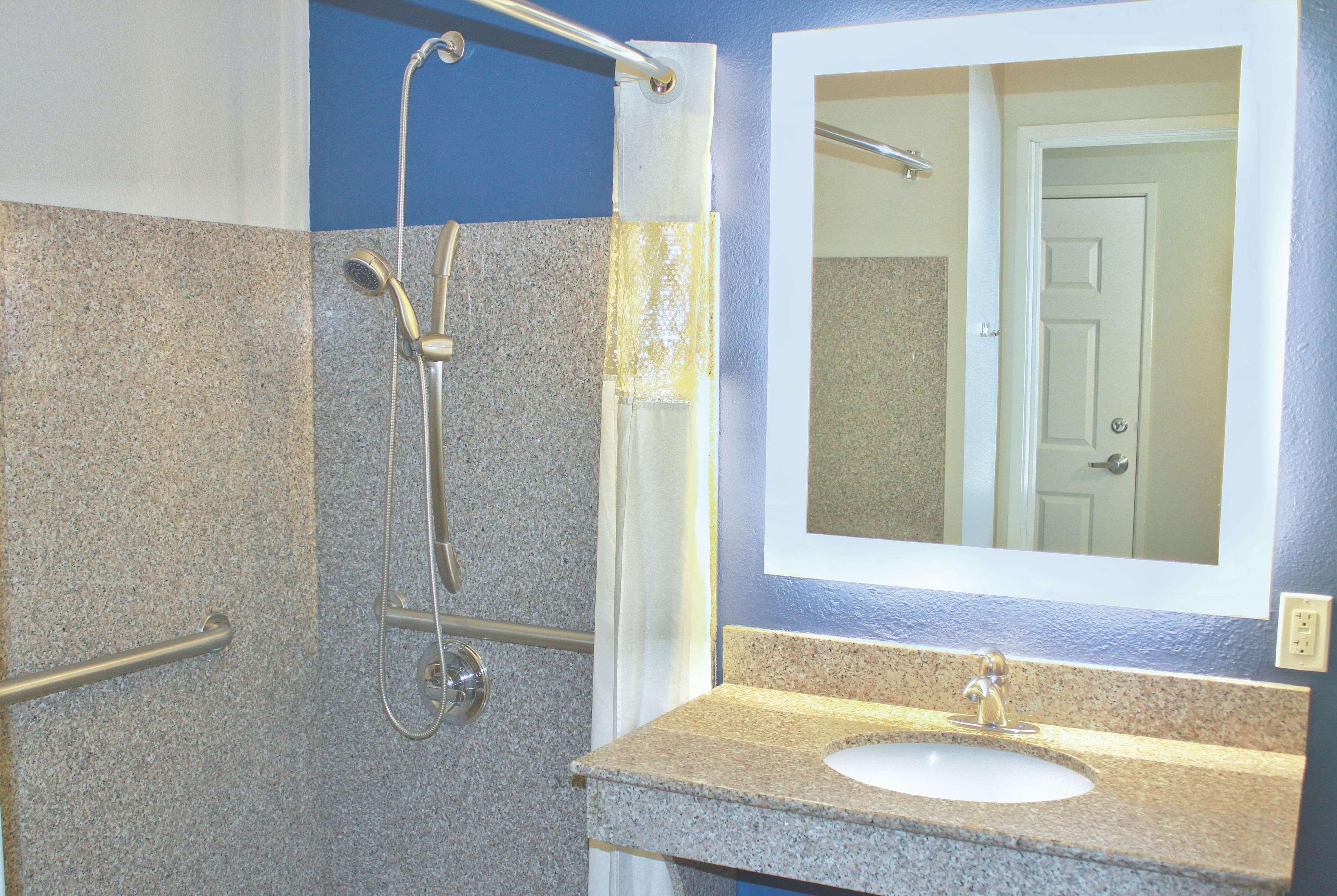 La Quinta By Wyndham Ne Long Beach/Cypress Hawaiian Gardens Bagian luar foto