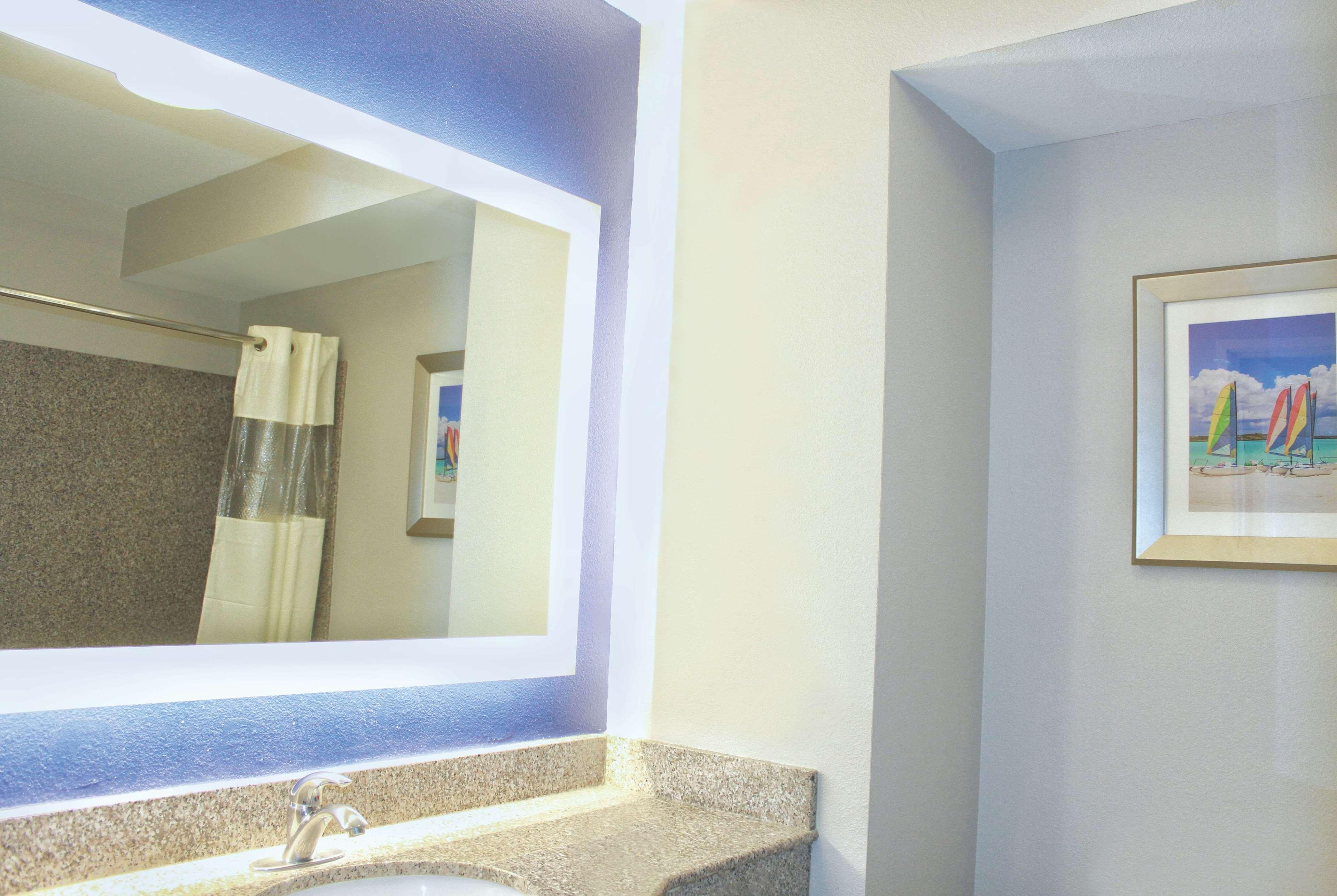 La Quinta By Wyndham Ne Long Beach/Cypress Hawaiian Gardens Bagian luar foto