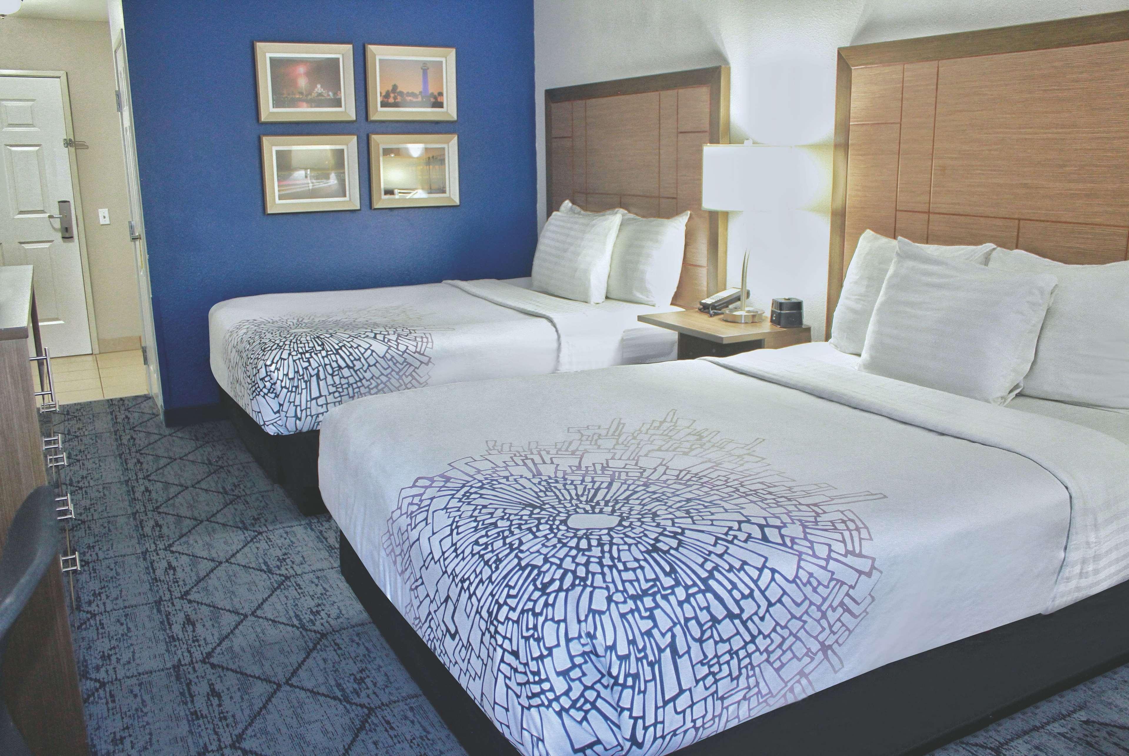 La Quinta By Wyndham Ne Long Beach/Cypress Hawaiian Gardens Bagian luar foto