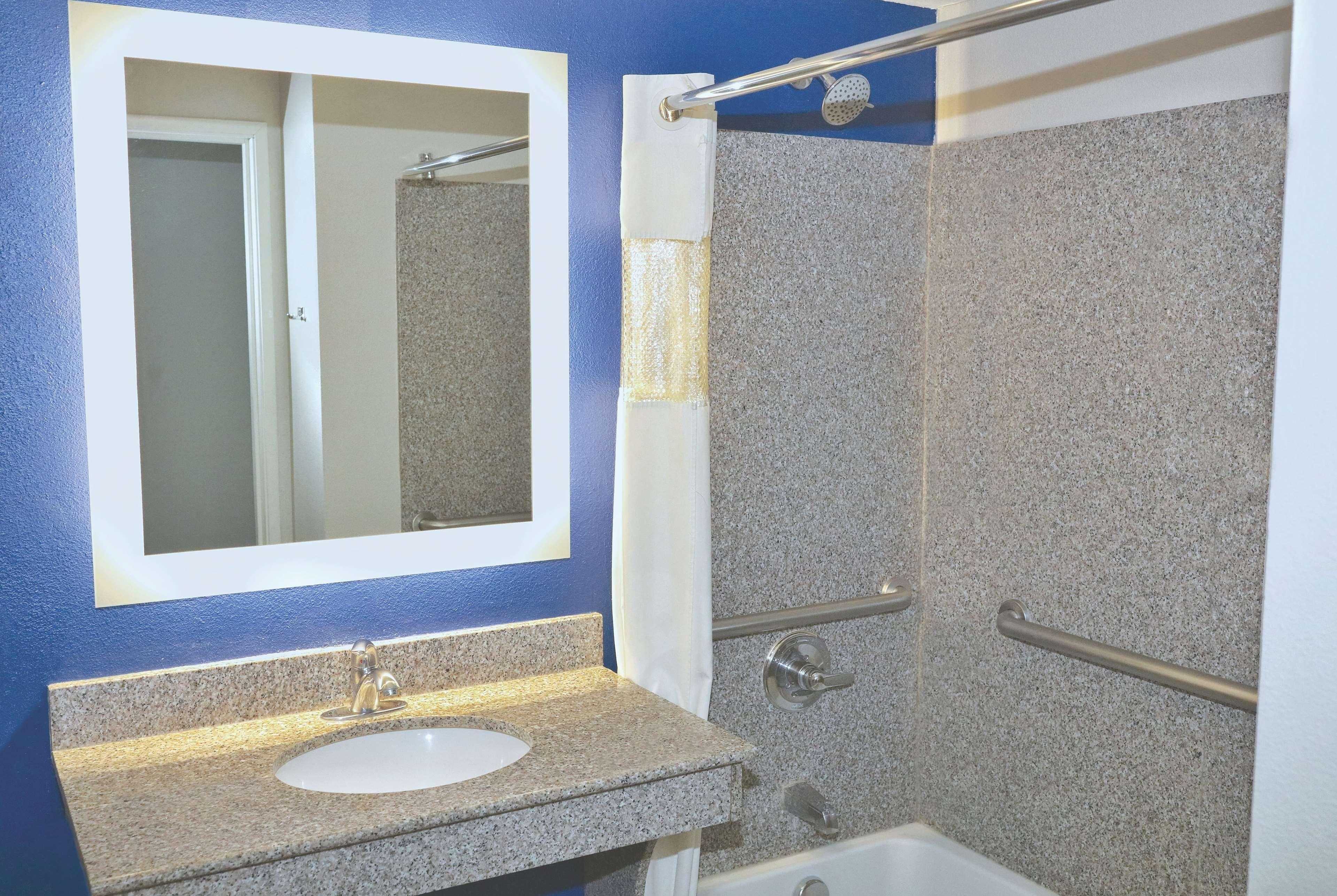 La Quinta By Wyndham Ne Long Beach/Cypress Hawaiian Gardens Bagian luar foto